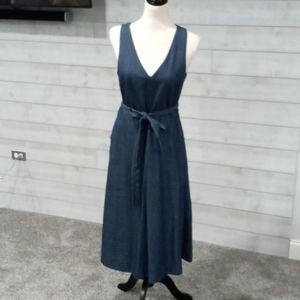 Banana Republic chambray blue v-neck midi dress size 6